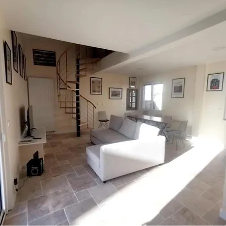 Hébergement de vacances Maison De 4 Avec Terrasse Et Wifi A *