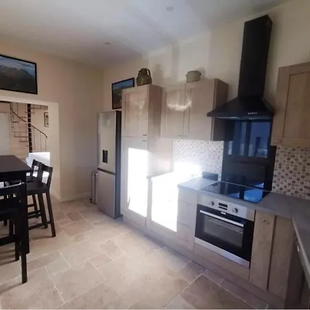 Hébergement de vacances Maison De 4 Avec Terrasse Et Wifi A *
