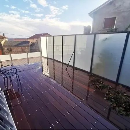 Hébergement de vacances Maison De 4 Avec Terrasse Et Wifi A *